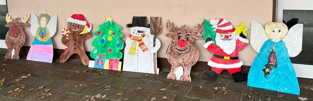 Weihnachtsschilder, bemalt von Kinder der Grundschule Erzhütten